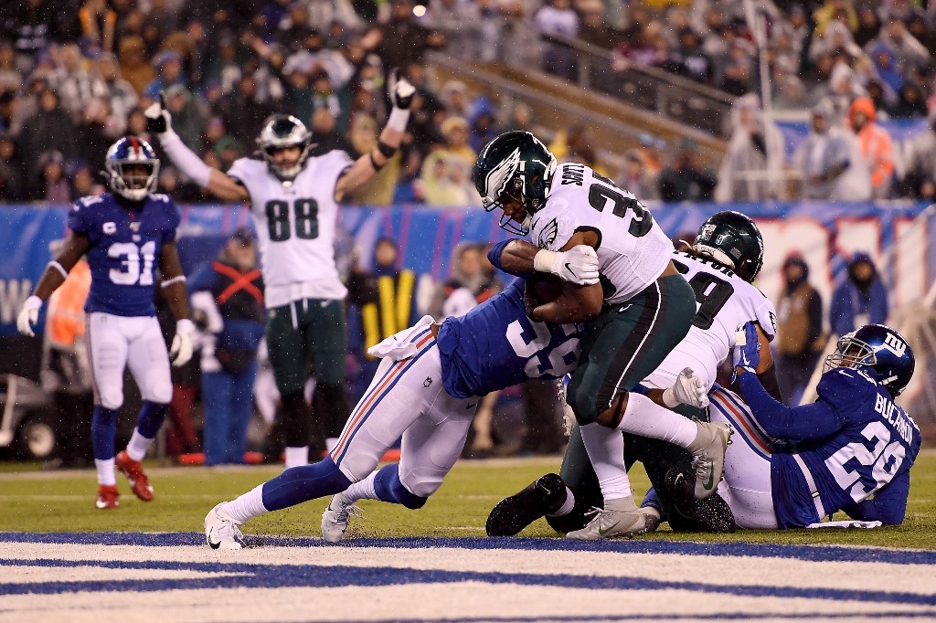 Eagles score a touchdown in the Giants vs Eagles NFL Gam