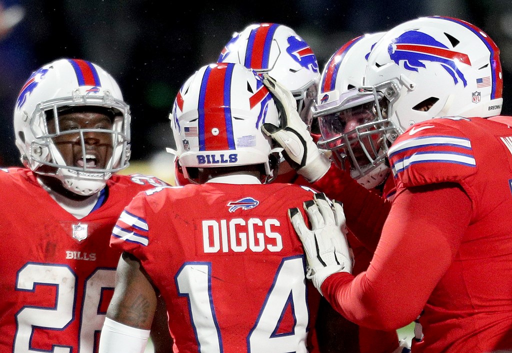 Stefon Diggs of the Buffalo Bills celebrates his touchdown against the Pittsburgh Steelers. Who's hot in Week 15 NFL ATS betting? Let's see