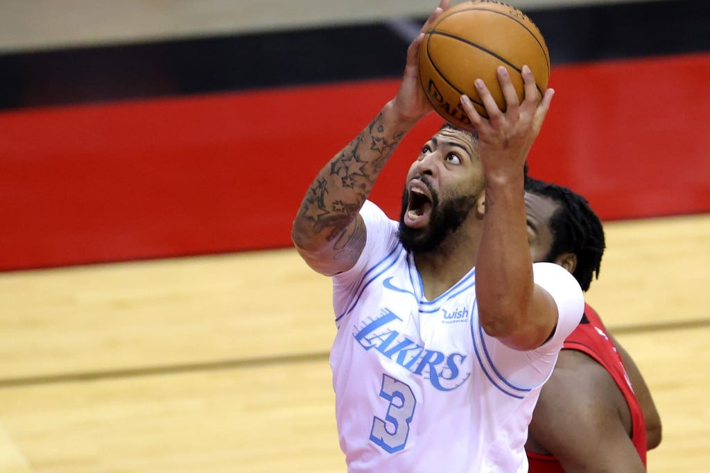 Anthony-Davis-goes-for-a-basket-rockets-betting-preview