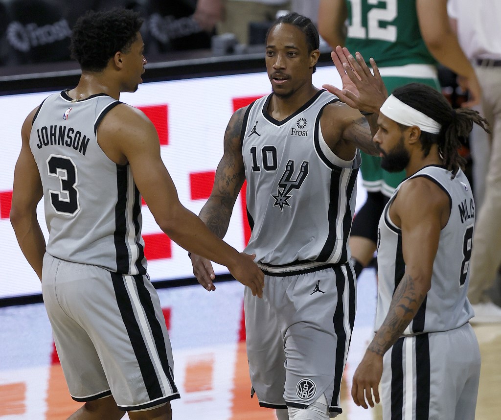 San Antonio Spurs team celebrates a win. Our expert NBA ATS odds are ready