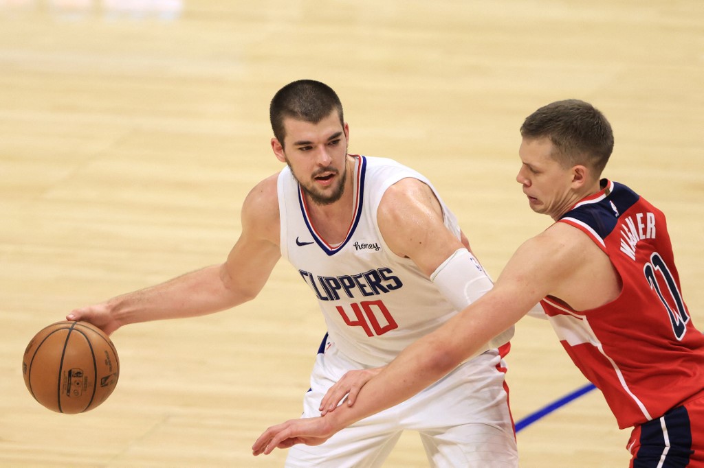 Moritz Wagner #21 of the Washington Wizards defends against Ivica Zubac #40 of the LA Clippers. Read our Clippers vs Wizards betting preview