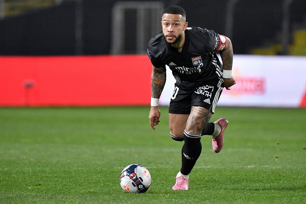 Lyon's Dutch forward Memphis Depay runs with the ball during the French L1 football match between FC Nantes and OL Lyon