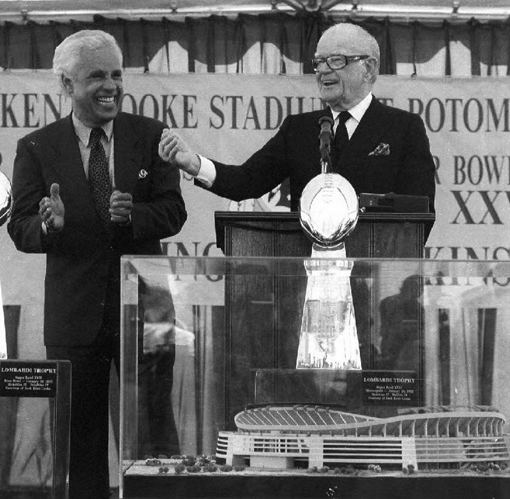 Jack Kent Cooke (R), owner of the Super Bowl Champion Washington Redskins, and Virginia Governor Douglas Wilder