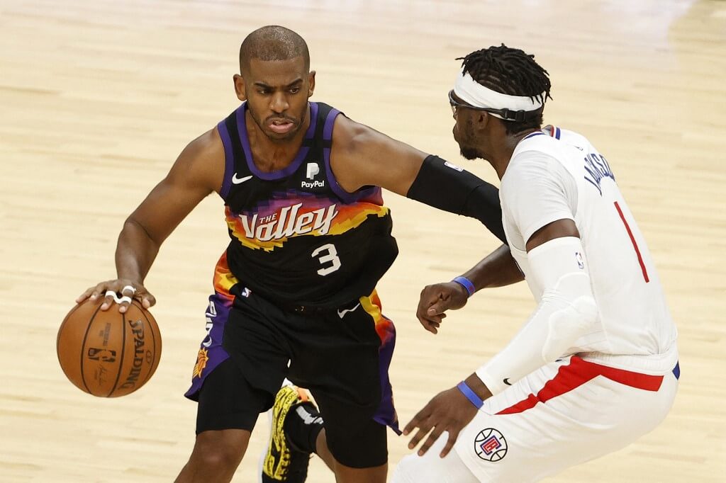 Chris Paul of the Phoenix Suns drives to the basket against Reggie Jackson of the LA Clippers