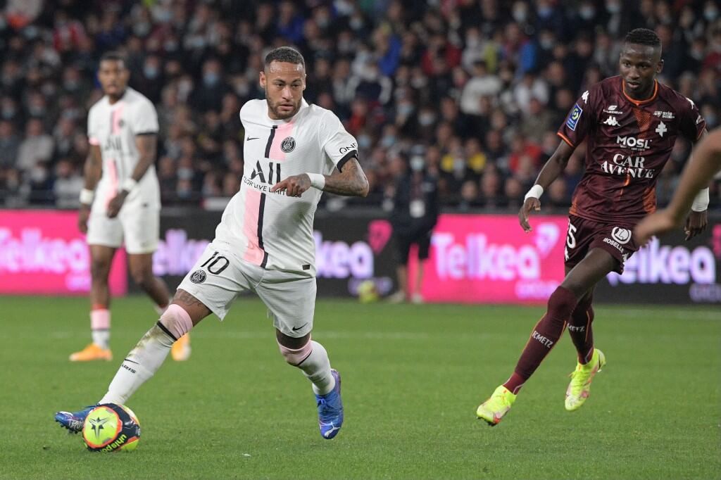 Paris Saint-Germain’s Brazilian forward Neymar controls the ball during the French L1 football match