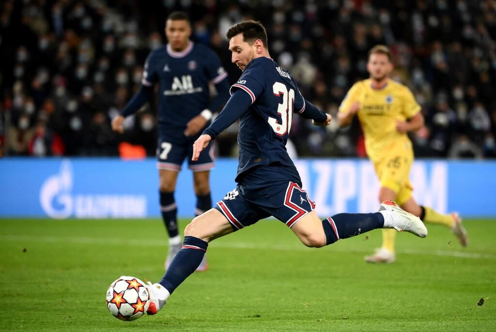 Lionel Messi kicks the ball Ligue 1 Midseason