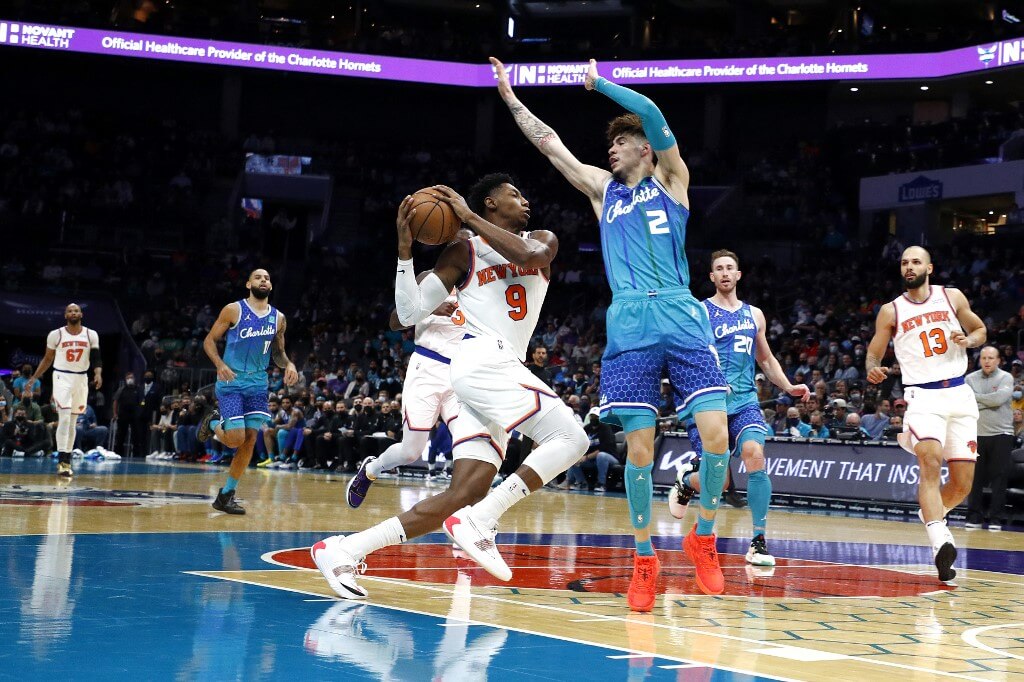 Hornets Invade Knicks in Early Showdown