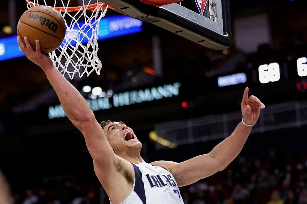 Knicks Defend MSG Against Rising Mavericks