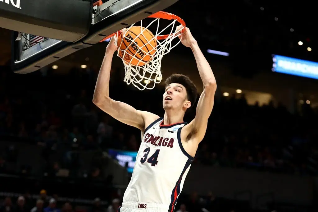 Chet Holmgren #34 of the Gonzaga Bulldogs dunks the ball against the Georgia State Panthers