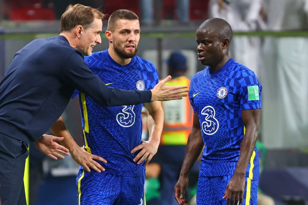 Chelsea's coach Thomas Tuchel (L) speaks with Chelsea's midfielder Mateo Kovacic (C) and midfielder N'Golo Kante during the 2021 FIFA Club World Cup final football match