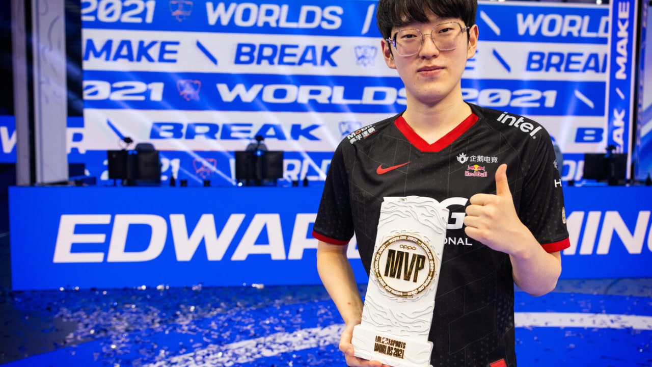 Lee "Scout" Ye-chan, mid laner for Edward Gaming holding the Worlds finals MVP