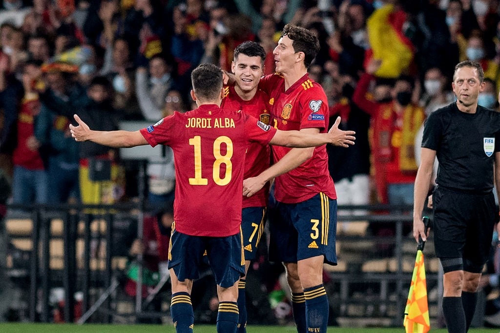 Spain's forward Alvaro Morata (C) celebrates with teammates after scoring his team's first goal during the FIFA World Cup Qatar 2022 qualification