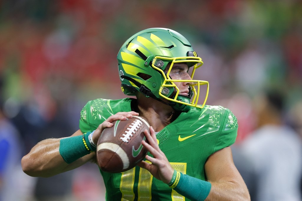 Bo Nix #10 of the Oregon Ducks warms up prior to the game