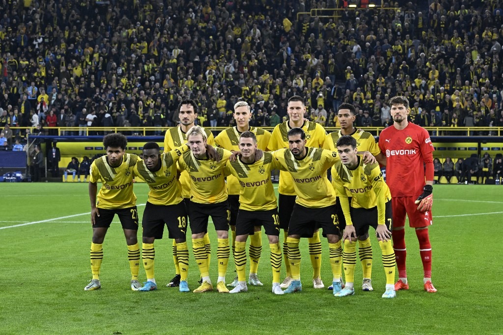 Dortmund's players stand for a picture ahead of the start of the UEFA Champions League Group G football match between Borussia Dortmund and Manchester City