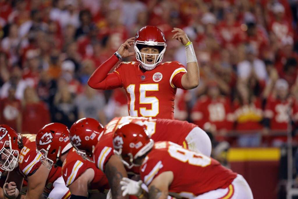 Allen vs Mahomes: Young Superstars Meet For the Fifth Time