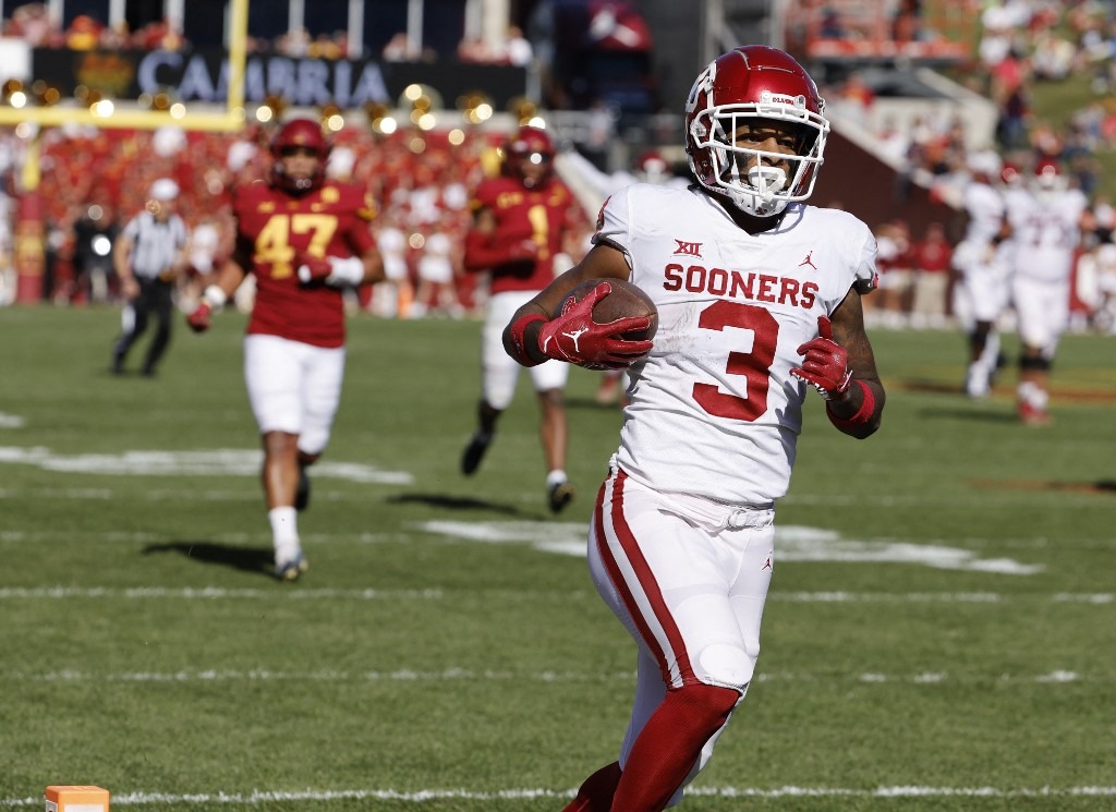 Wide receiver Jalil Farooq #3 of the Oklahoma Sooners drives the ball into the end zone for a touchdown