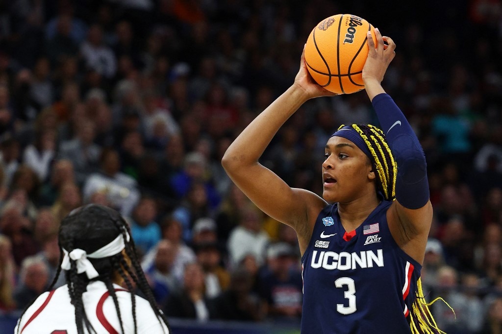 Aaliyah Edwards #3 of the UConn Huskies looks to pass the ball
