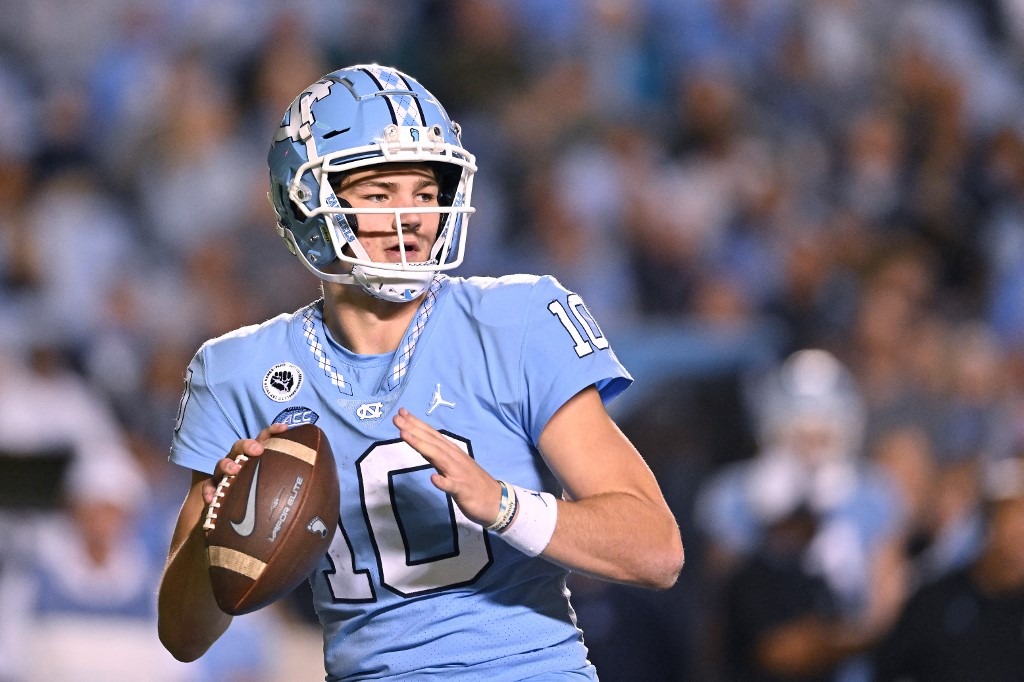 Drake Maye #10 of the North Carolina Tar Heels looks to pass against the Pittsburgh Panthers