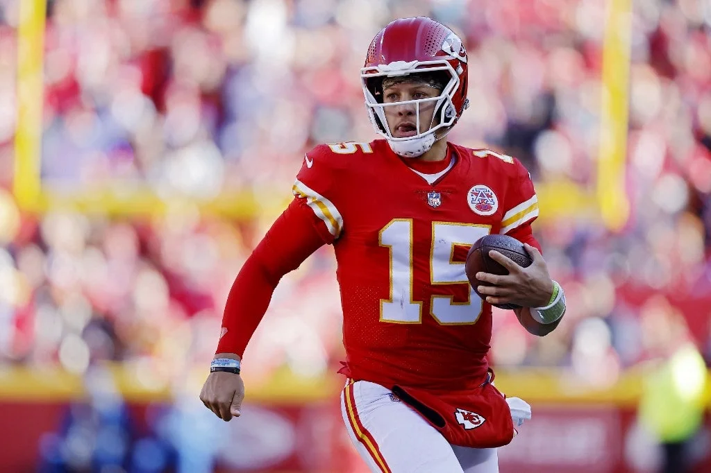 Herbert-Mahomes Duel Highlights Chiefs vs Chargers Rematch
