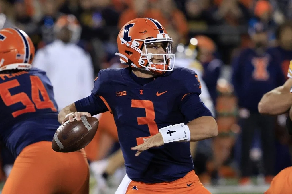 Tommy DeVito #3 of the Illinois Fighting Illini