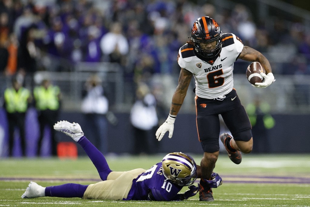 Damien Martinez #6 of the Oregon State Beavers