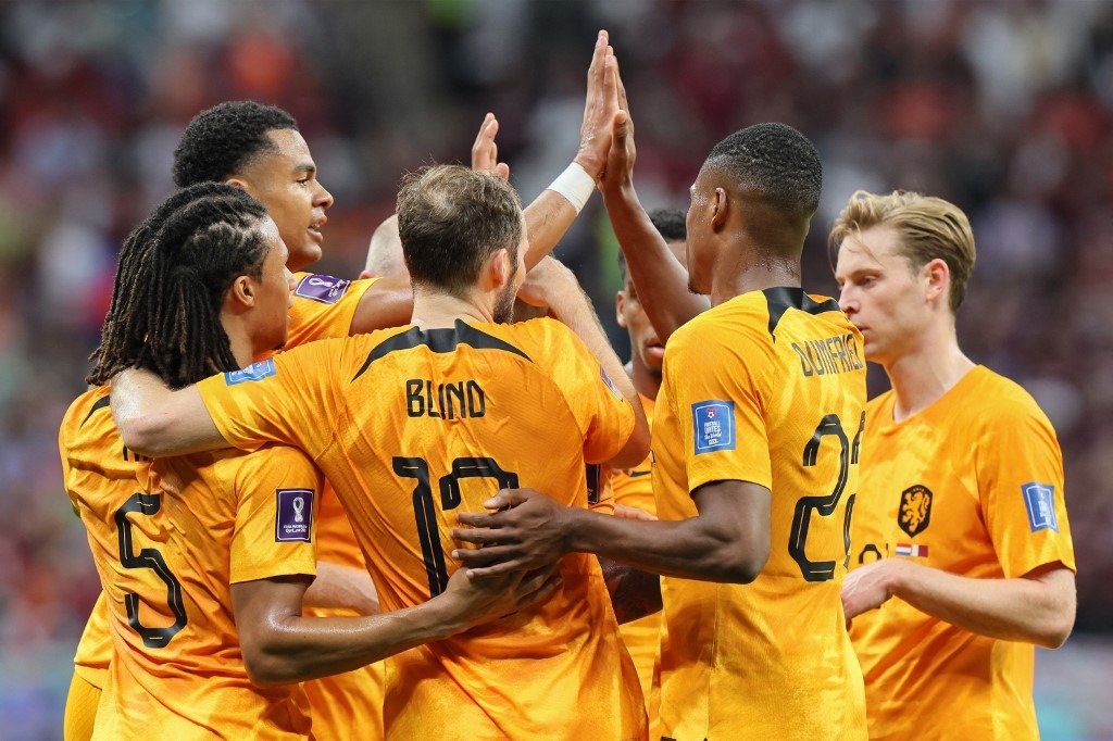 Netherlands' forward #08 Cody Gakpo (2nd L) celebrates scoring the opening goal with his teammates during the Qatar 2022 World Cup Group A