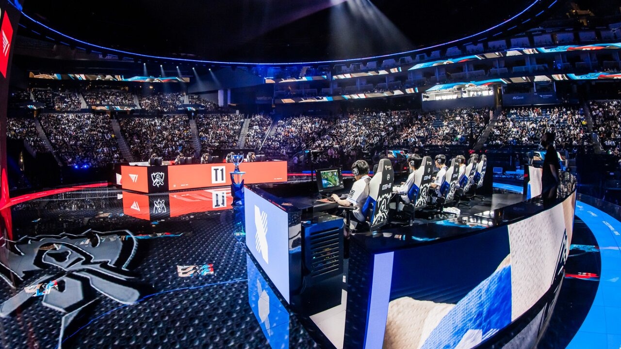 DRX and T1 seen on the Worlds 2022 finals stage