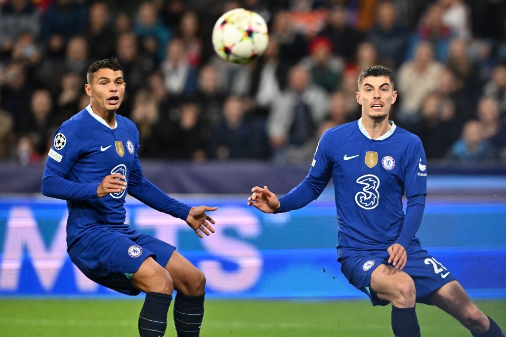 Chelsea's Brazilian defender Thiago Silva (L) and Chelsea's German midfielder Kai Havertz eye the ball during the UEFA Champions League Group E