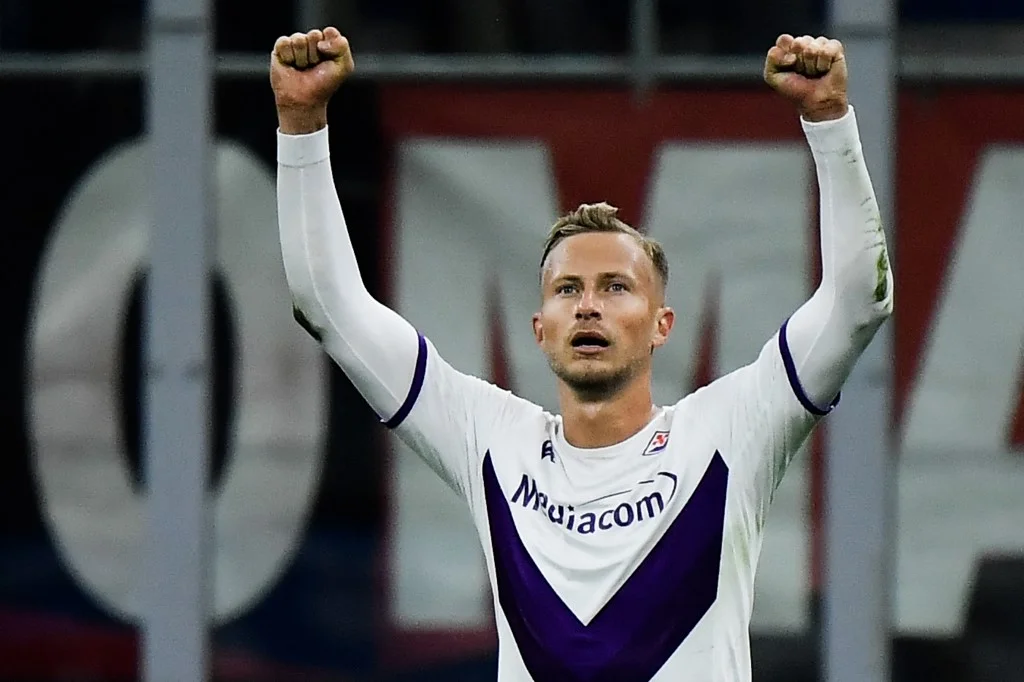 Fiorentina's Czech midfielder Antonin Barak celebrates after scoring an equalizer during the Italian Serie A