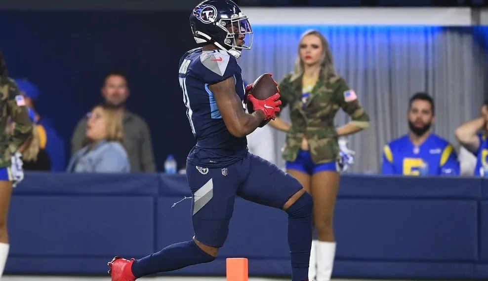 Kevin Byard #31 of the Tennessee Titans returns an interception for a touchdown against the Los Angeles Rams