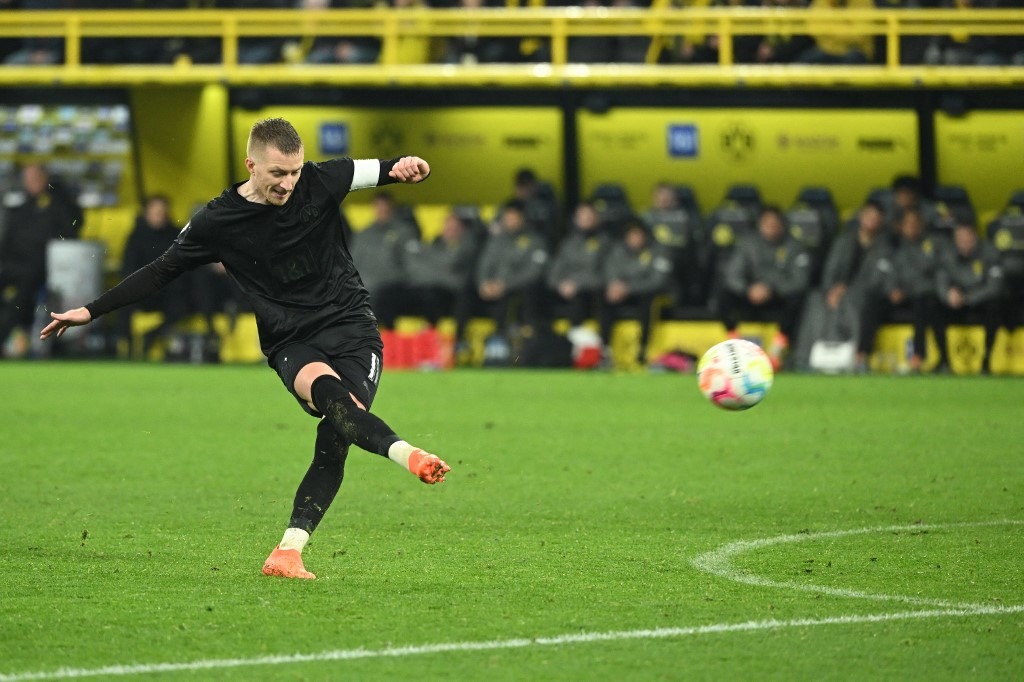 Dortmund's German forward Marco Reus scores the 3-1 goal from a free kick during the German first division Bundesliga football match between Borussia Dortmund and Hertha Berlin