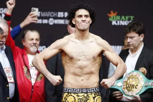Super middleweight boxer David Benavidez poses on the scale - Steve Marcus/Getty Images/AFP