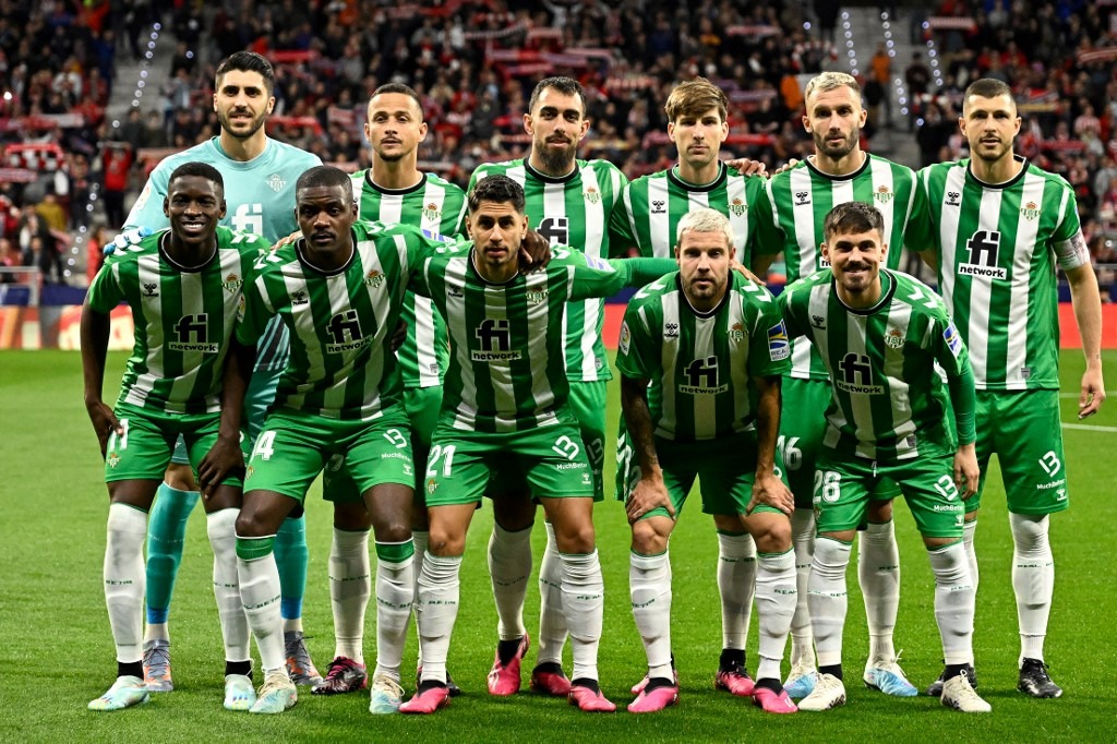 Real Betis' players pose for a team picture before the start of the Spanish league football match between Club Atletico de Madrid and Real Betis