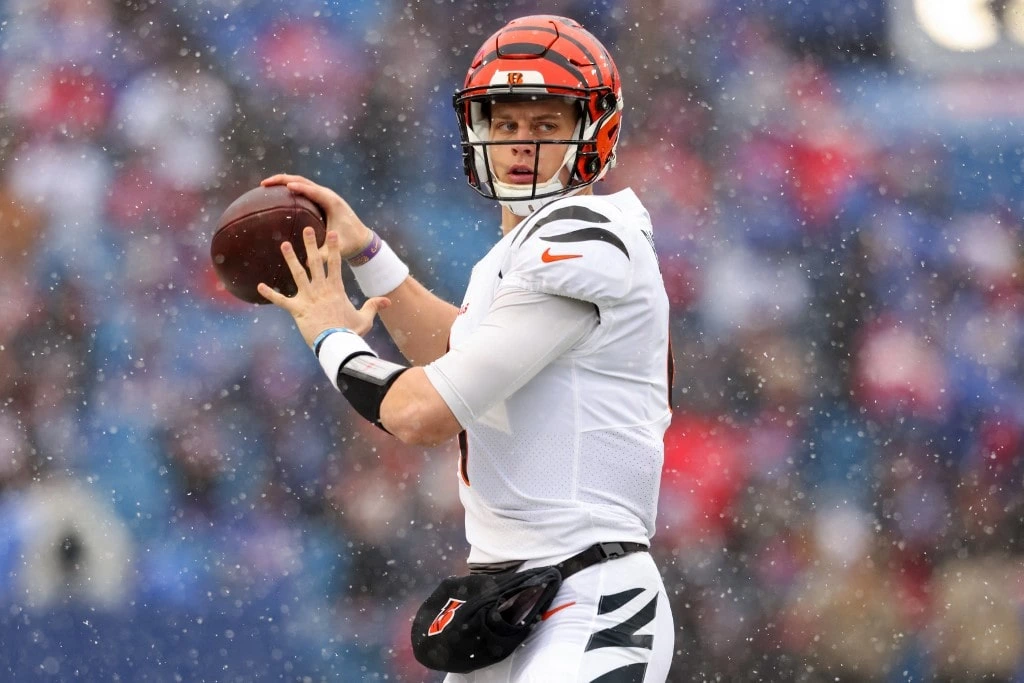 Bengals' Joe Burrow agrees to record $275M extension, sources say - ESPN