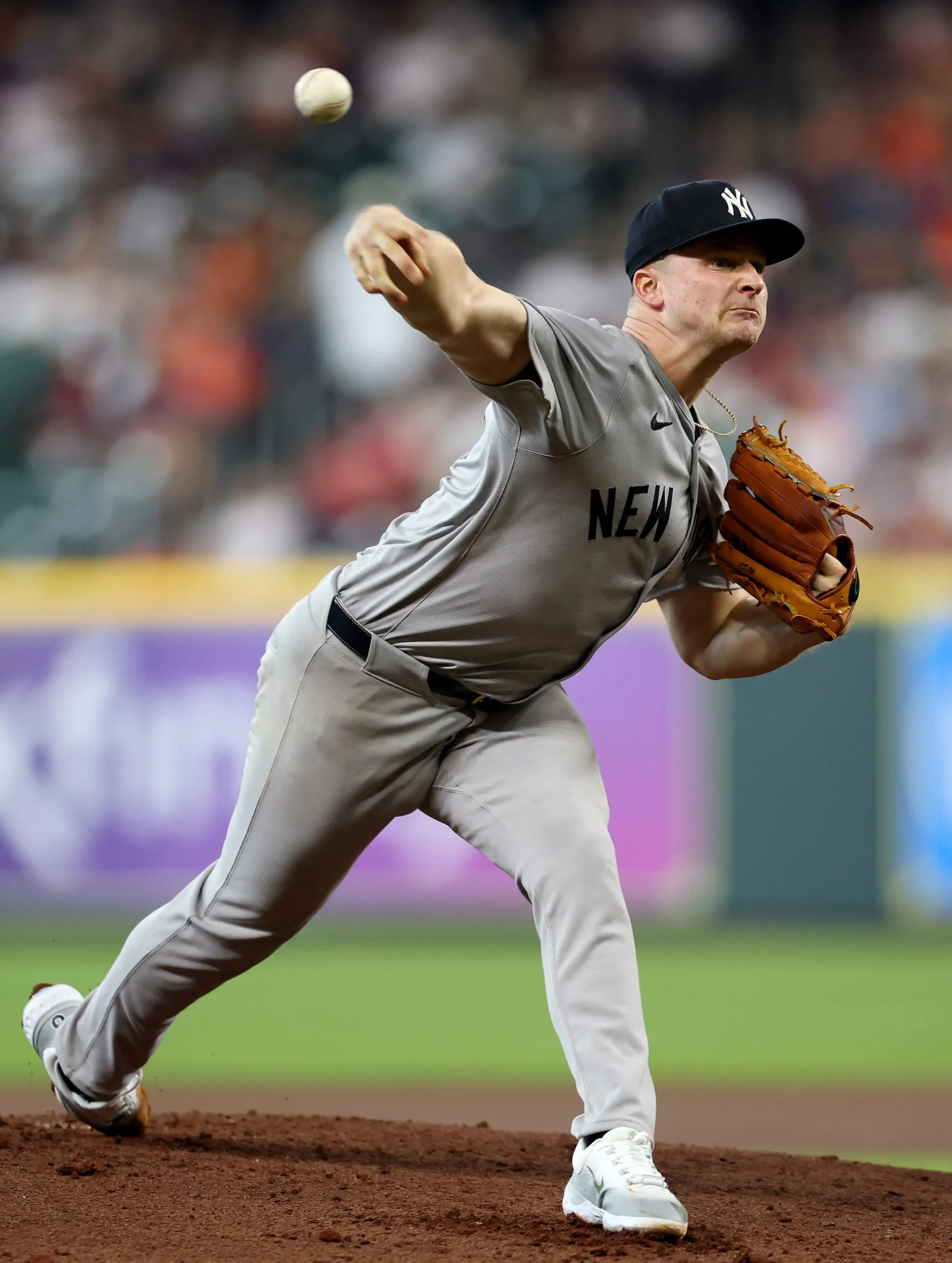 Yankees Face Test at Brewers in Clash of Division Leaders