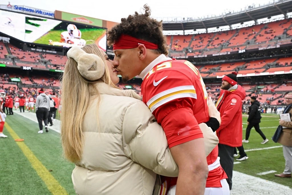 Brittany Mahomes Stuns on Chiefs Sidelines 6 Days Postpartum