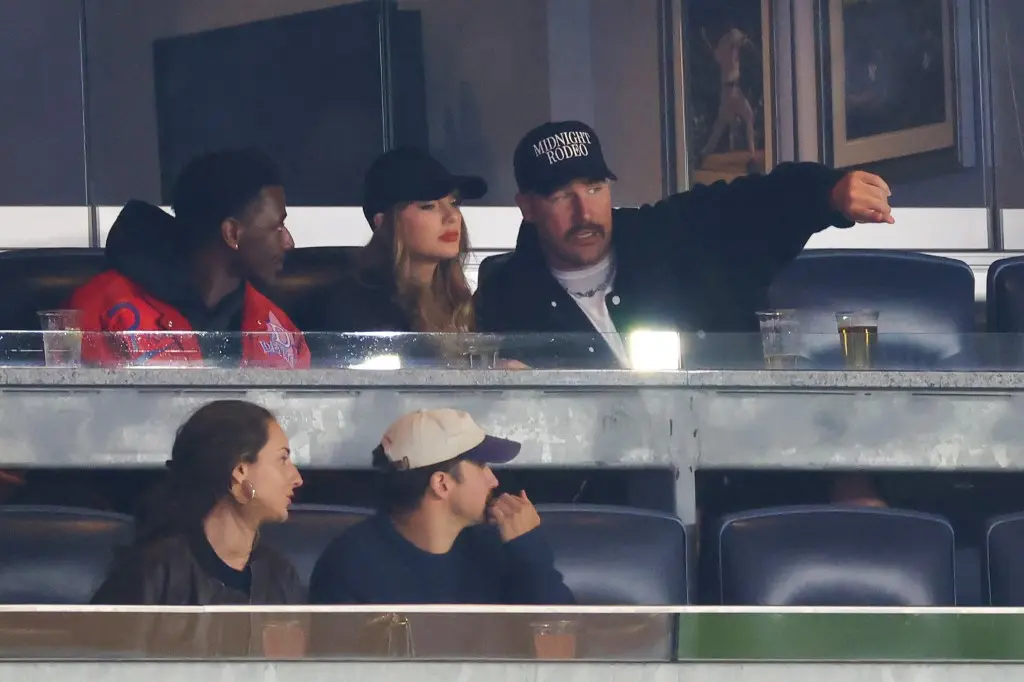 Proof of Life: Taylor and Travis Resurface in Philly!