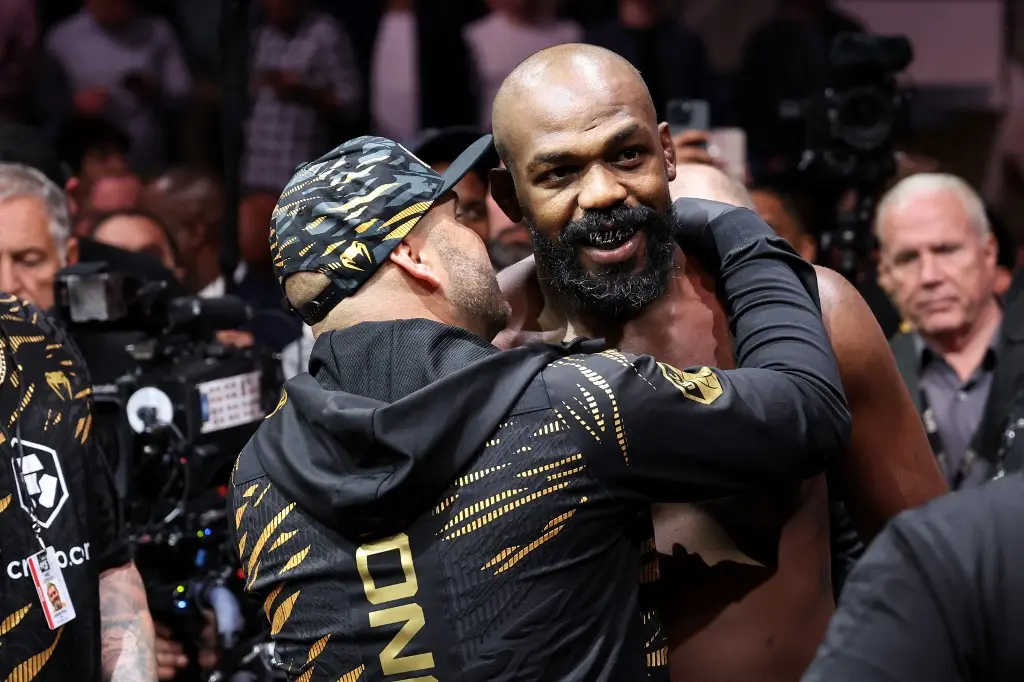 Jon Jones Is Back in the USA &#038; Back ‘Roasting’ Tom Aspinall